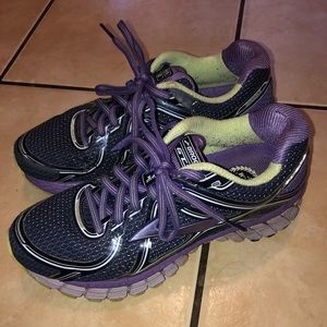 Brooks Gts-16 Wmns sz 7